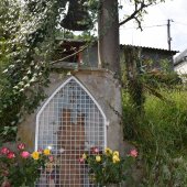 La vierge et la cloche devant le gîte